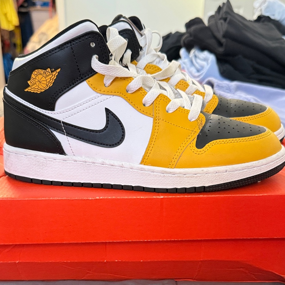 Jordan 1 Mid
Yellow Ochre (GS)